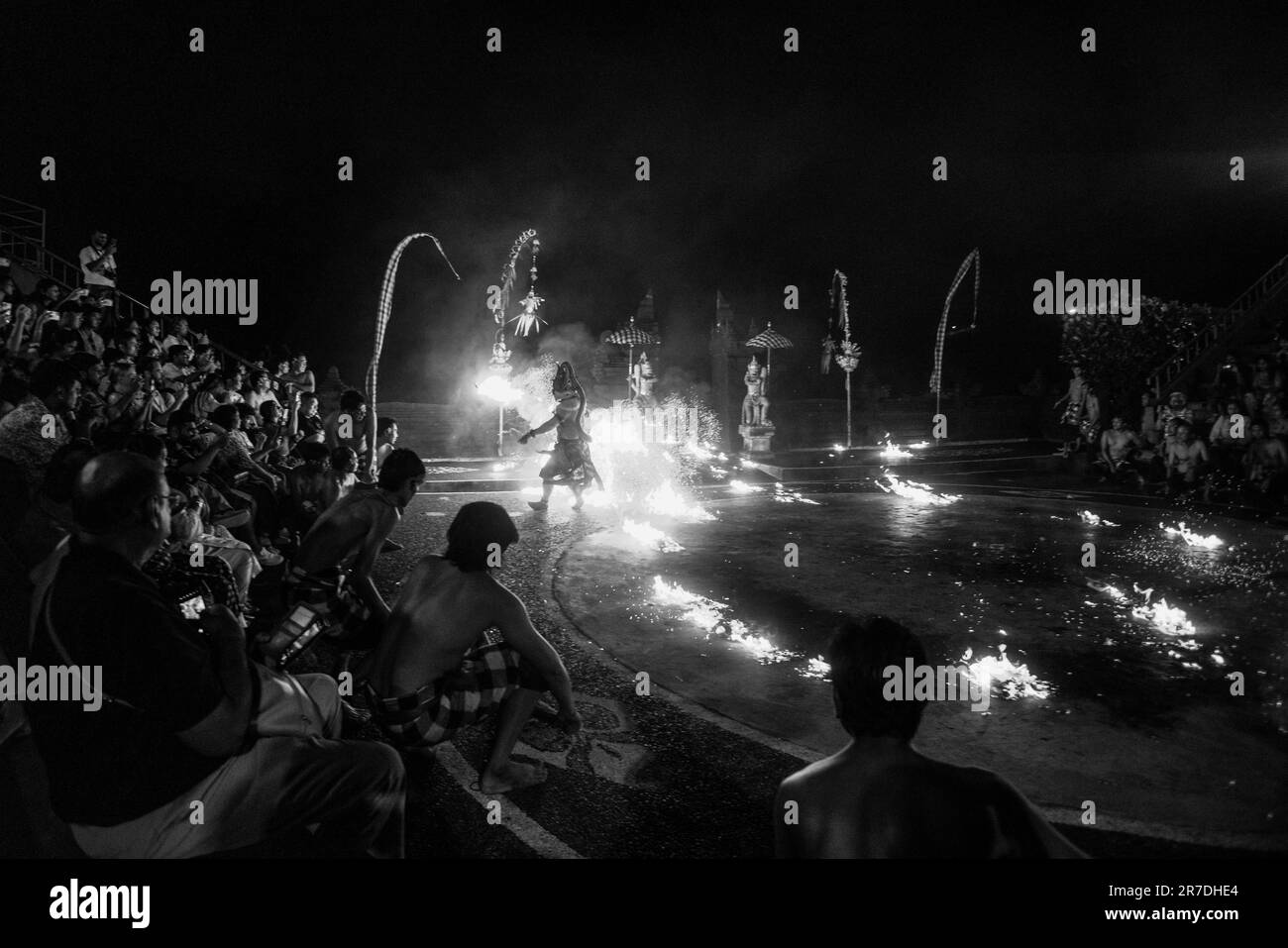 uluwatu, bali, indonesien - Juni 10. 2023 : Kecak-Tanzvorstellung im uluwatu-Tempel. Stockfoto