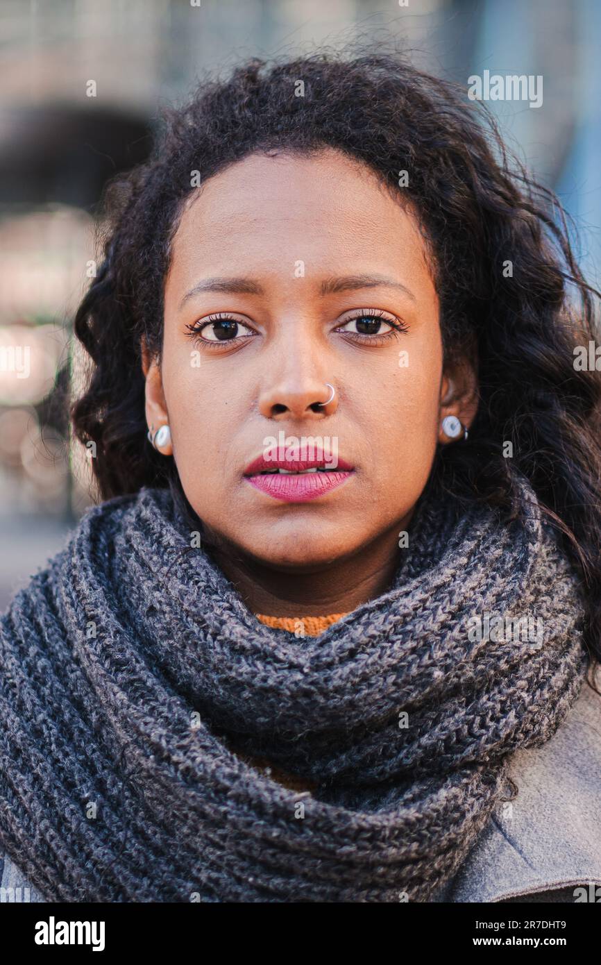 Vertikales Nahaufnahmen-Porträt einer isolierten, seriösen und selbstbewussten Geschäftsfrau, die gerade aussieht, einen eleganten Stil und ein attraktives Aussehen hat. Junge Geschäftsfrau. Geschäftskonzept. Hochwertiges Foto Stockfoto