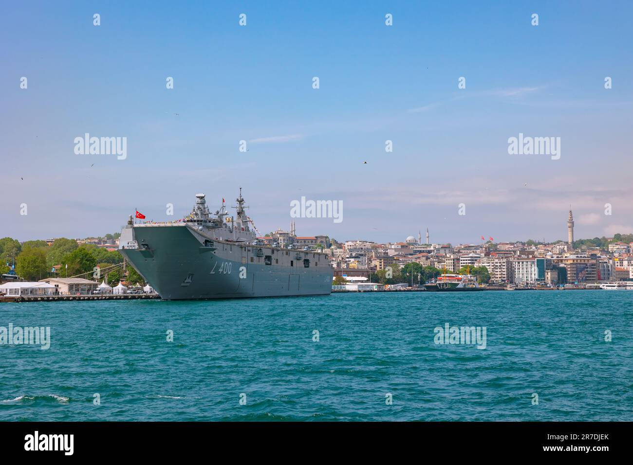 L-400 oder TCG Anadolu Schiff der türkischen Marine in Istanbul. Istanbul Turkiye - 5.24.2023 Stockfoto