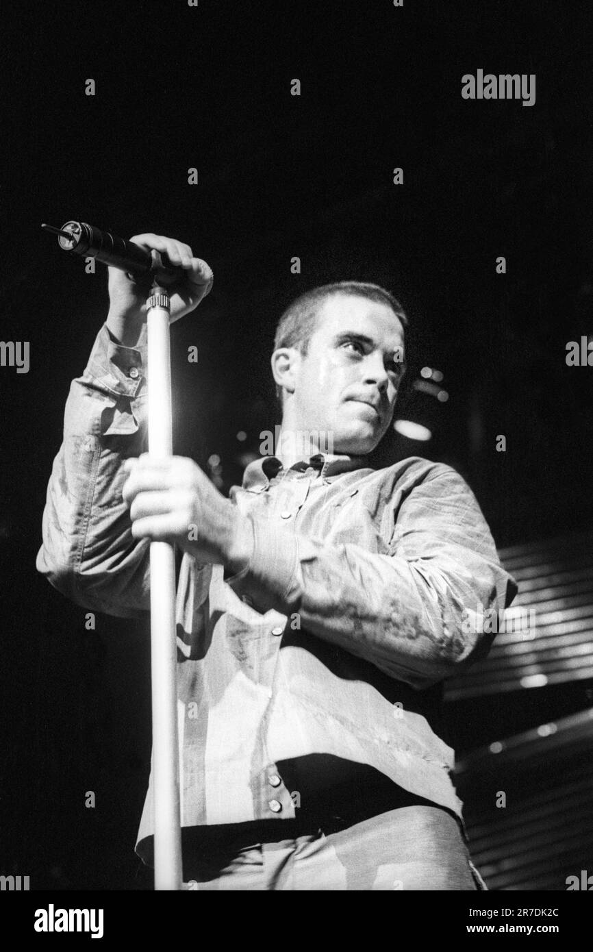 ROBBIE WILLIAMS, SÄNGER, ERSTE TOUR, 1997: Robbie Williams spielte live mit seinem Debütalbum auf seiner ersten Solo-Tour im Newport Centre in Wales, Großbritannien am 4. Oktober 1997. Foto: Rob Watkins Stockfoto