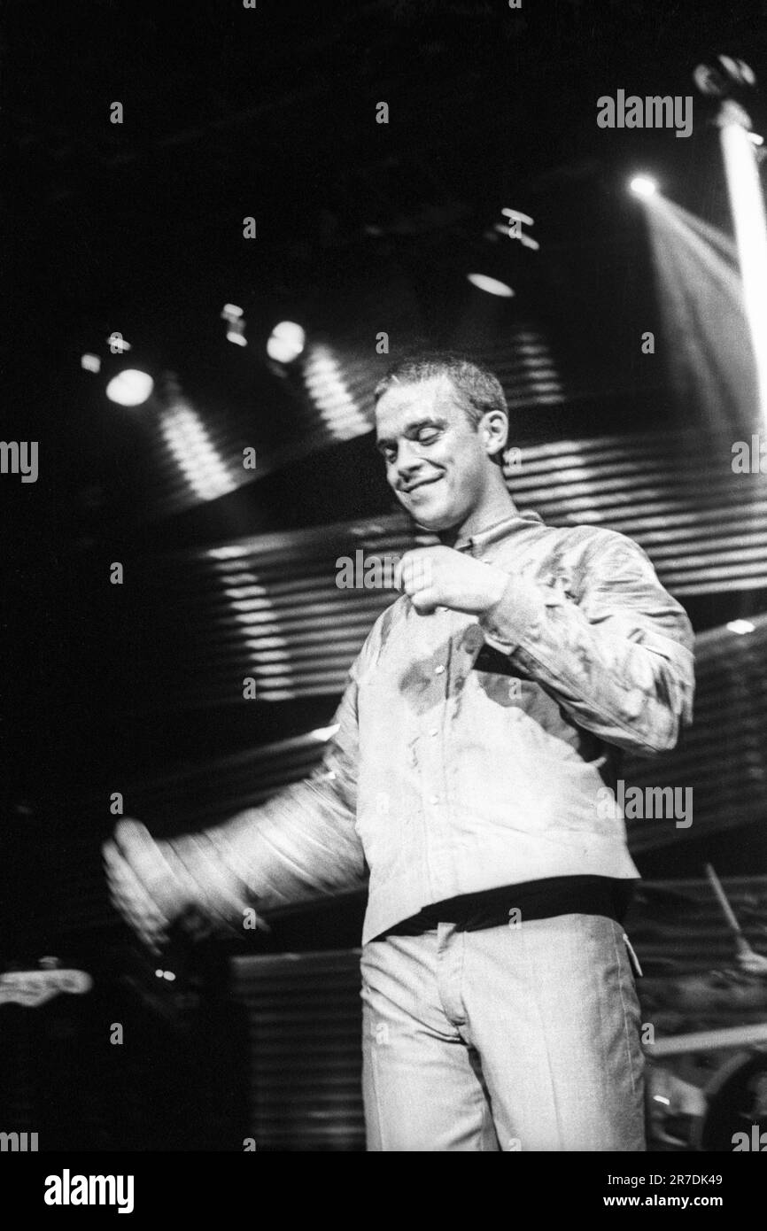 ROBBIE WILLIAMS, SÄNGER, ERSTE TOUR, 1997: Robbie Williams spielte live mit seinem Debütalbum auf seiner ersten Solo-Tour im Newport Centre in Wales, Großbritannien am 4. Oktober 1997. Foto: Rob Watkins Stockfoto