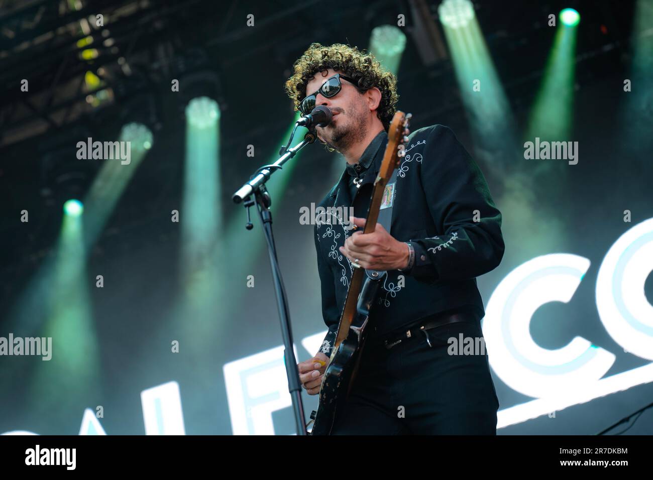 Bergen, Norwegen. 14. Juni 2023. Die amerikanische Band Calexico führt während des norwegischen Musikfestivals Bergenfest 2023 in Bergen ein Live-Konzert auf. Hier wird der Gitarrist Brian Lopez live auf der Bühne gesehen. (Foto: Gonzales Photo/Alamy Live News Stockfoto