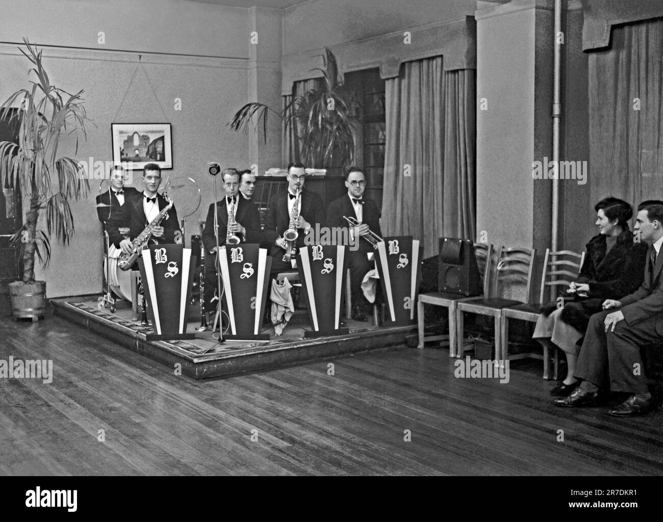 Eine britische vierköpfige Tanzband, die Brian Scammell Dance Band auf der Bühne in Großbritannien im Jahr 1937. Die frühen Tanz- und Swing-Bands hatten ihre Blütezeit in Großbritannien zwischen den 1920er und 30s Jahren. Bands spielten in Tanzsälen und Hotelballsälen. Sie spielten melodische, gute Musik und einzelne Spieler spielten in mehreren Bands. Dieses Bild ist von einem alten Glasnegativ – einem alten 1930er-Foto. Stockfoto