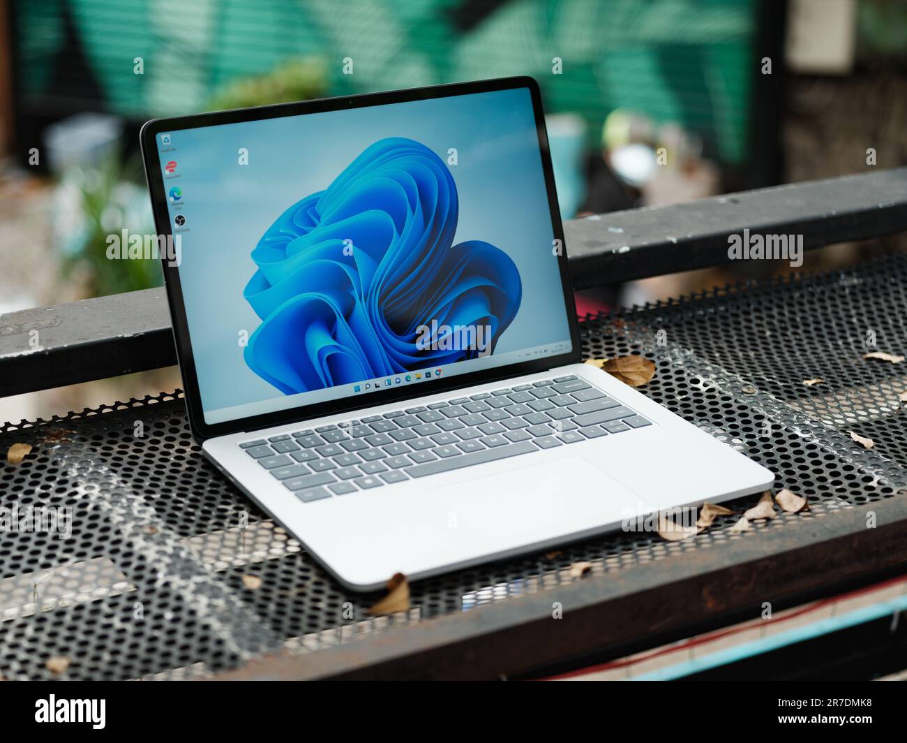 Ho-Chi-Minh-Stadt, Vietnam - Juni 2023. Surfae Laptop Studio Fotos nur für redaktionelle Zwecke Stockfoto