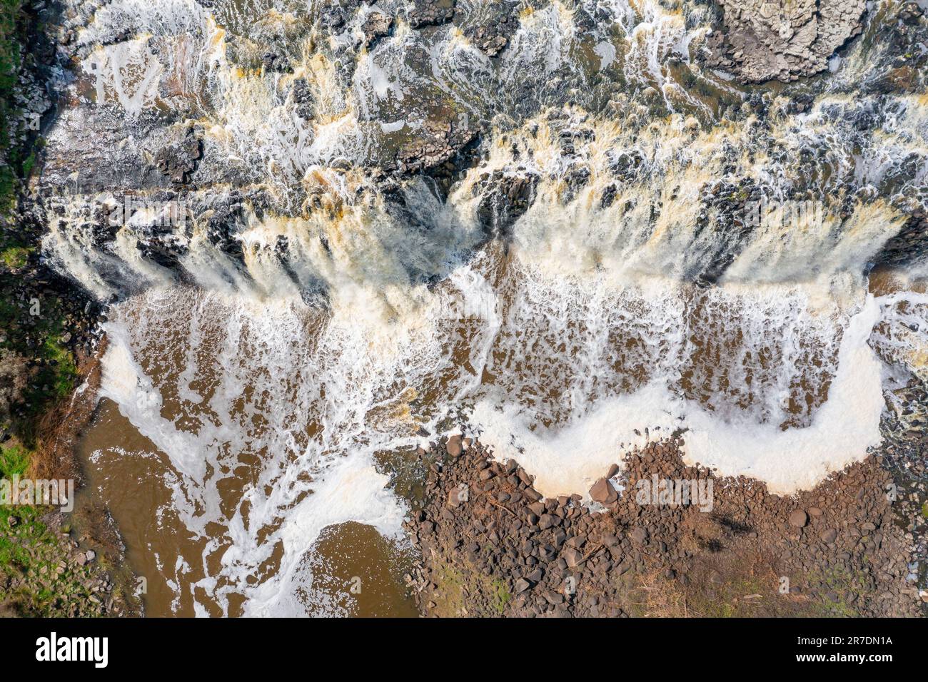 Luftaufnahme eines breiten Wasserfalls, der in ein Tal in Warrnambool in Victoria, Australien, stürzt. Stockfoto