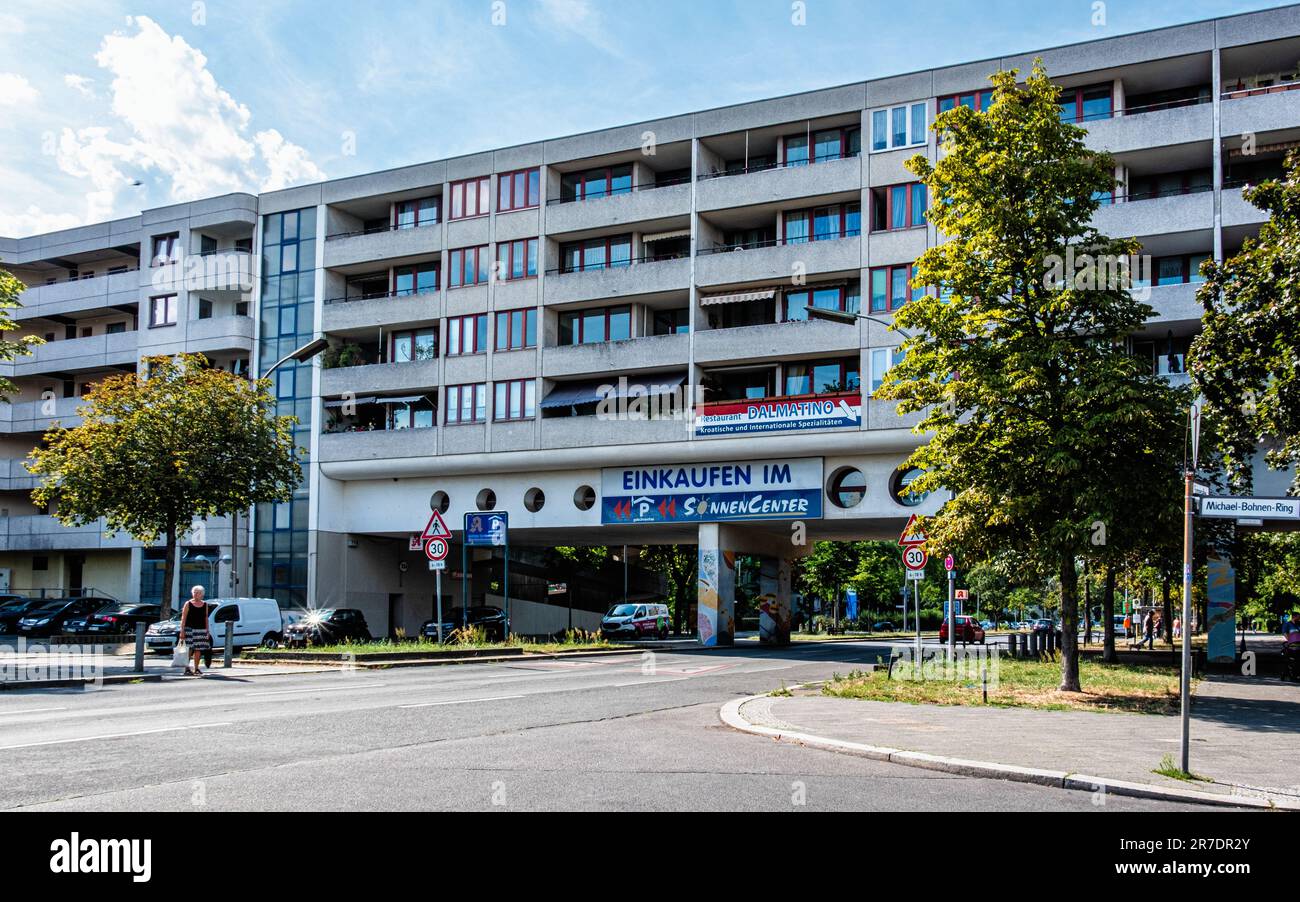 Das Hochdeck-Siedlungsprojekt für Sozialwohnungen verbindet Sonnenallee, Neukölln, Berlin Stockfoto
