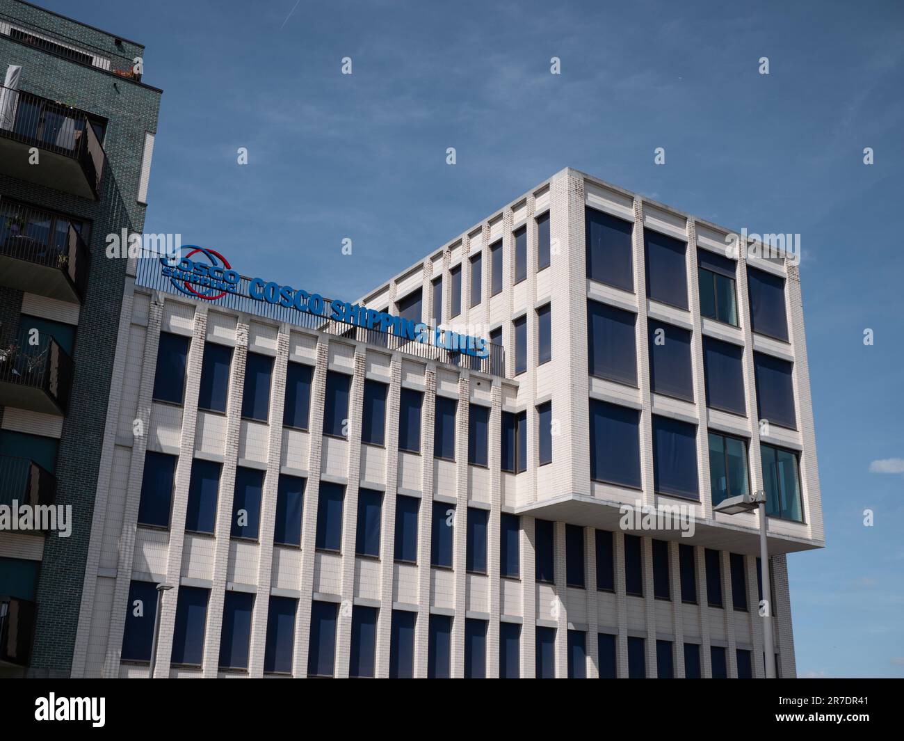 Antwerpen, Belgien, 30. April 2023, Name und Logo des Büros von cosco Shipping Lines in Antwerpen Stockfoto