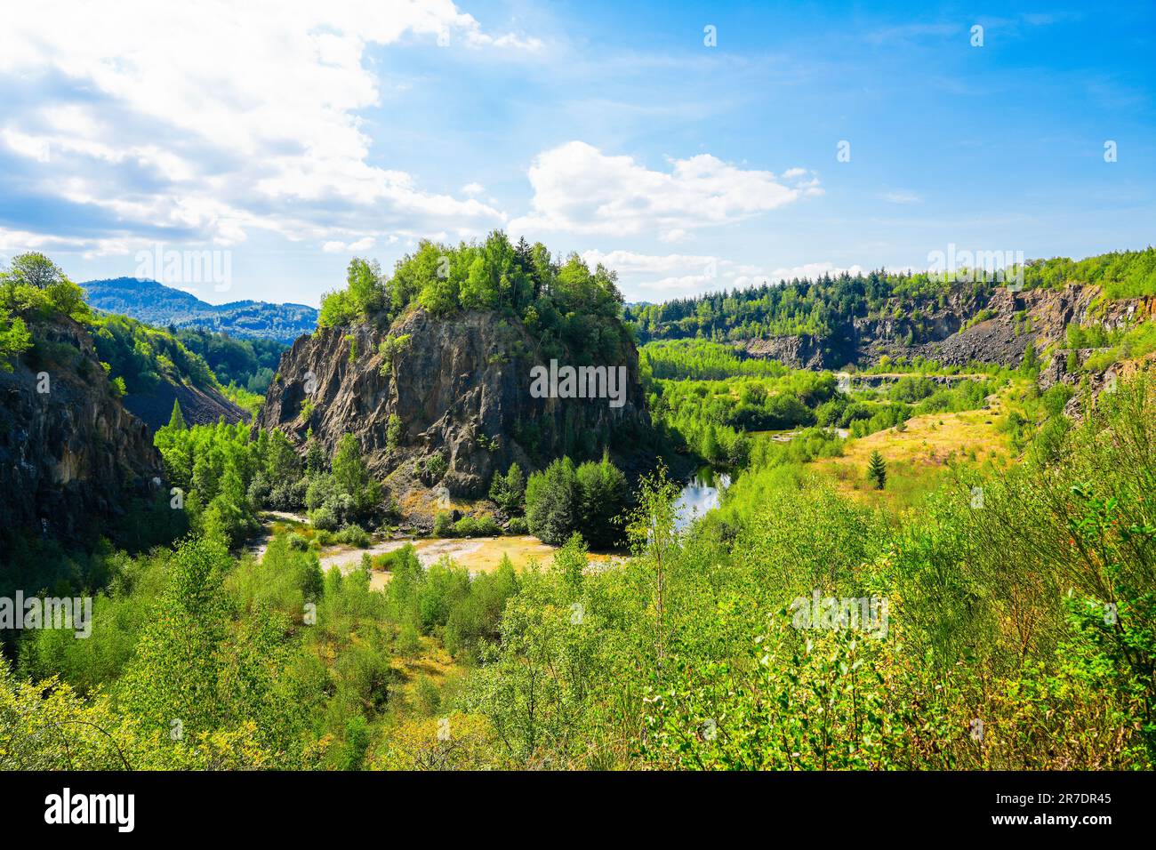 Renommierter Steinbruch in der Nähe von Wolfshagen im Harz-Gebirge. Wanderweg der Stones im Harz-Nationalpark. Blick auf den Steinbruch und das Surro Stockfoto