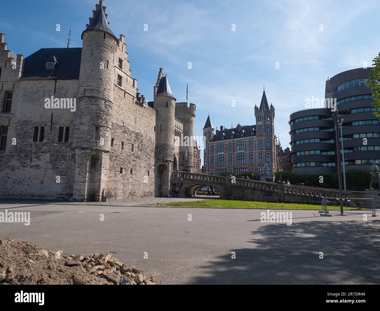 Antwerpen, Belgien, 30. April 2023, Nationales Schifffahrtsmuseum, Die Burg der Stein auf dem Steinplatz Stockfoto