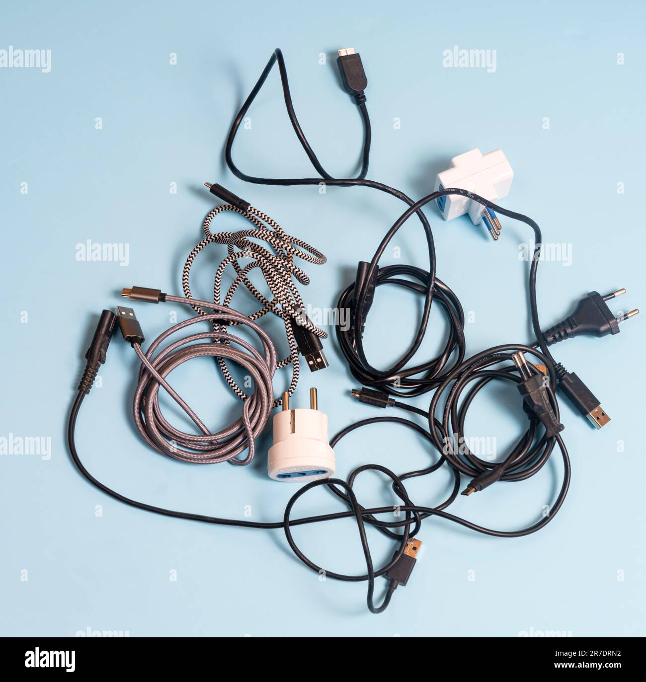 Ein Gewirr alter Elektrokabel Stockfoto