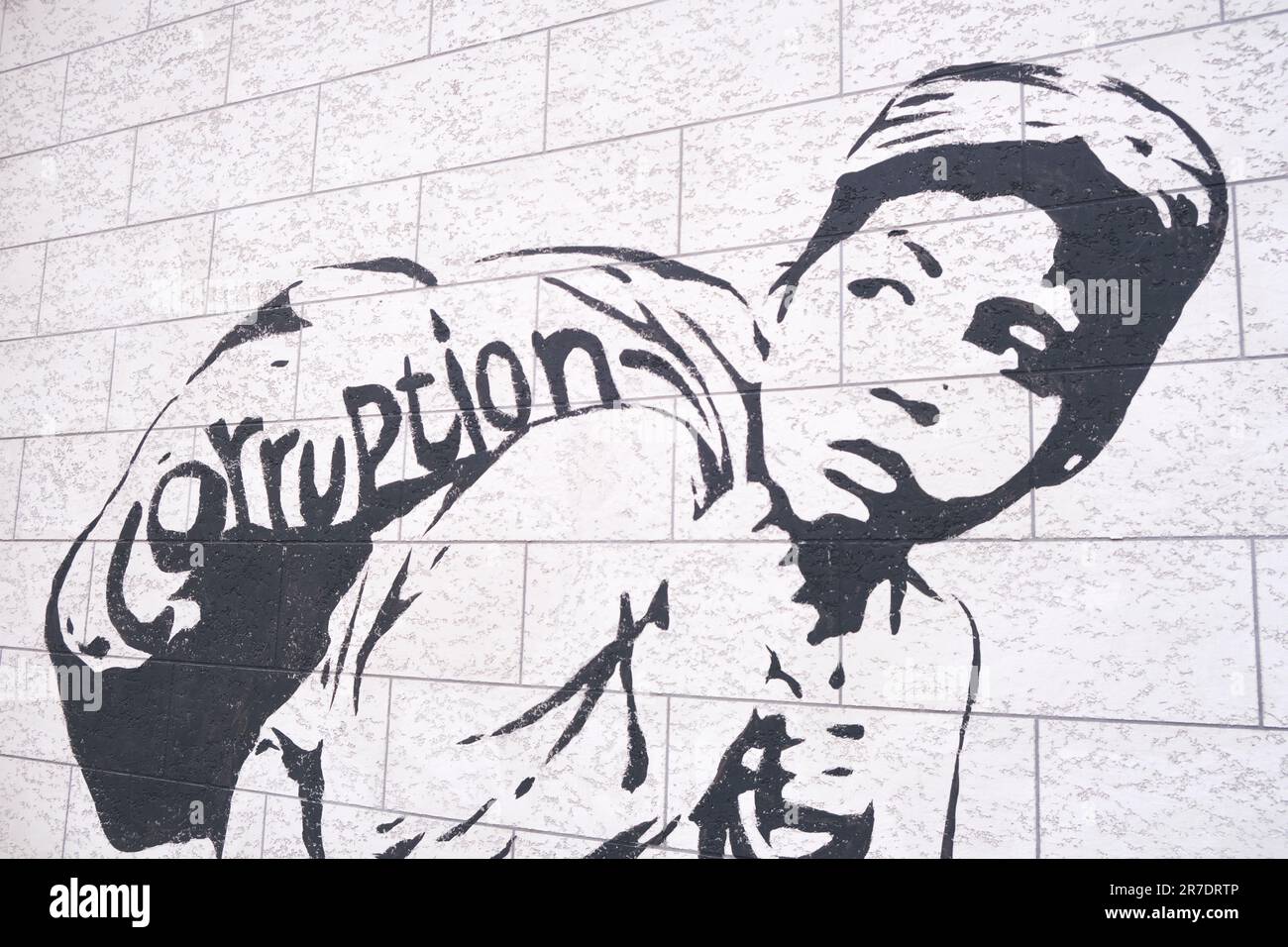 Ein politisches Spray malte Graffiti an einer Wand und kritisierte die Korruption im Land. In Taschkent, Usbekistan. Stockfoto