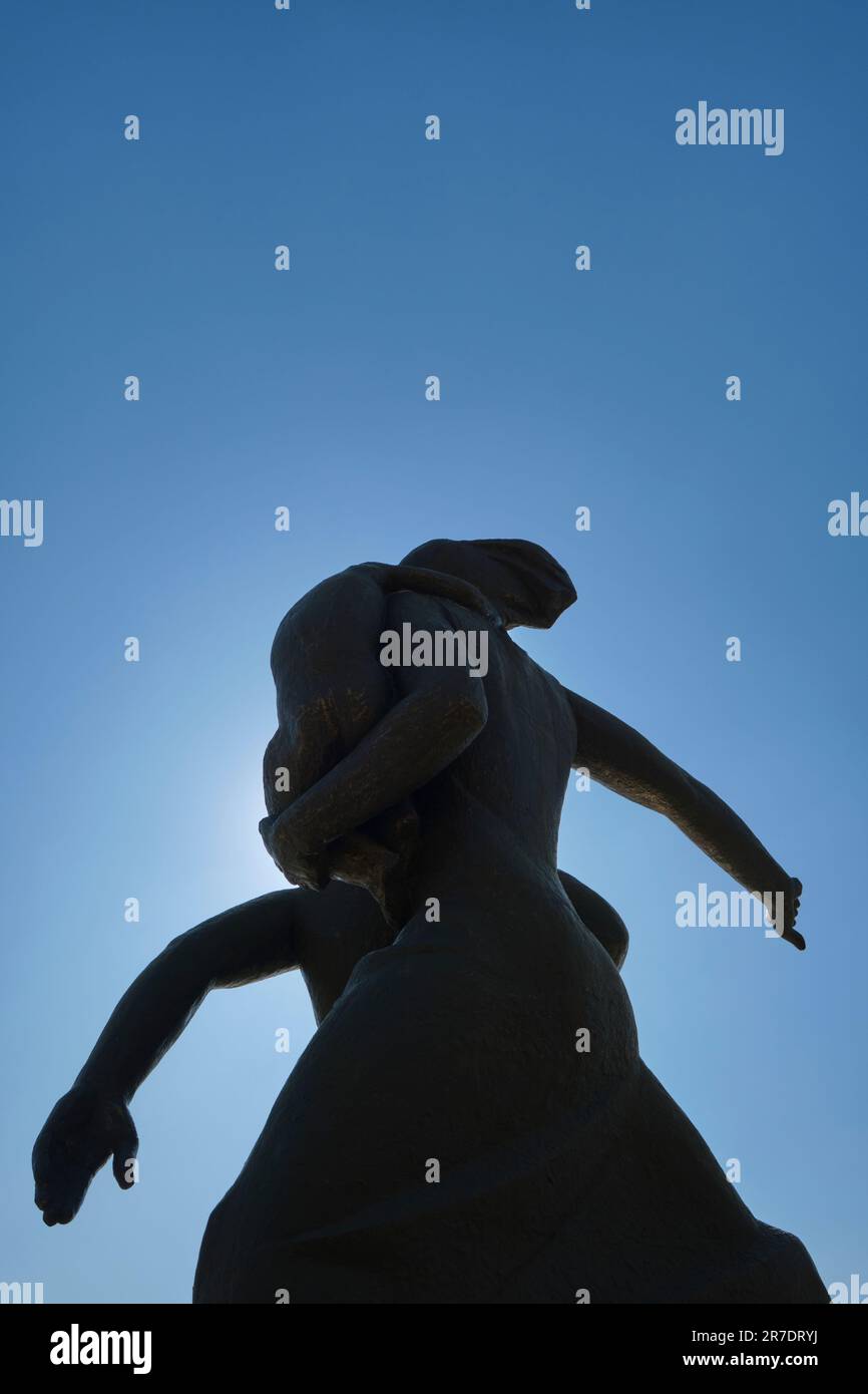 Blick auf die große, bronzefarbene, sozialistische, brutalistische zentrale Skulptur. Am Mahnmal der Courage, einem Denkmal der Sowjetära für die Opfer der Erde Stockfoto