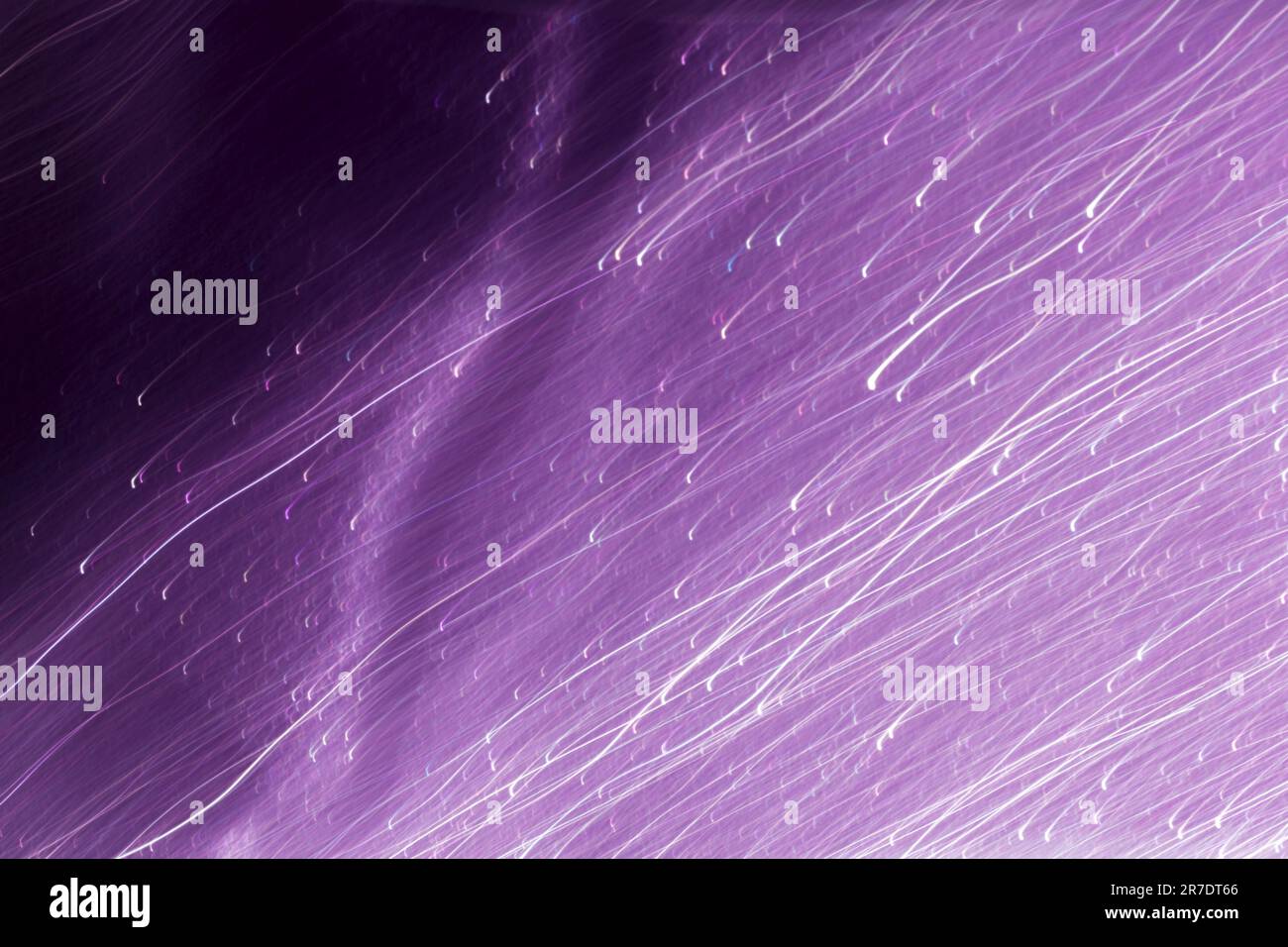 Unschärfe-Effekte auf lila Hintergrund. Abstrakte Verwendung von Bokeh-Unschärfe-Fliederfarbe für Hintergrund, abstrakter Hintergrund. Bokeh-Licht, schimmernde, unscharfe Lichter. Bewegungs-ef Stockfoto