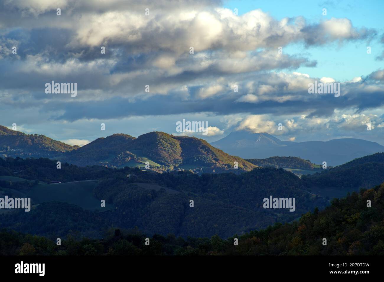 Blick auf teilweise beleuchtete Hügel an einem bewölkten Tag Stockfoto