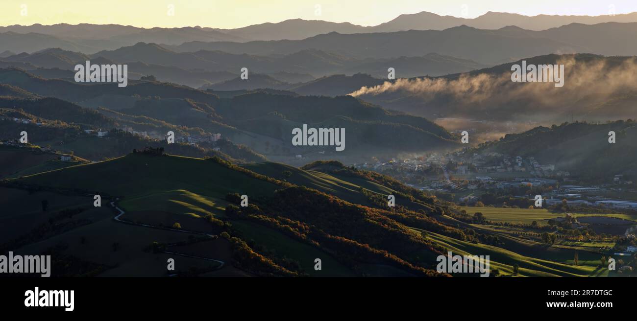 Blick auf die Hügel, beleuchtet vom graselnden Licht des Sonnenuntergangs Stockfoto