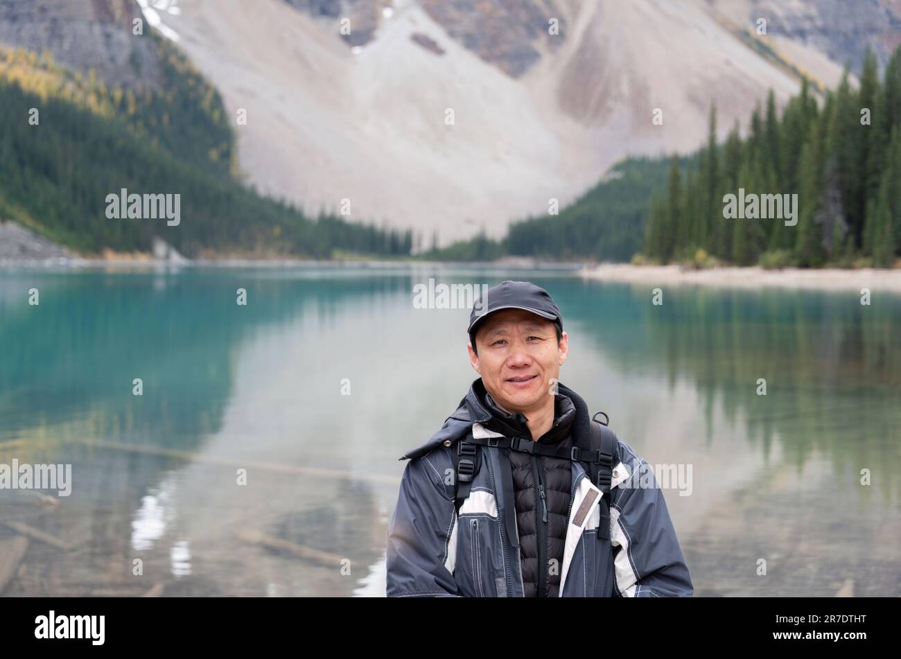 Tourist am Moraine Lake. Wanderweg Valley of Ten Peaks. Banff National Park, Alberta, Kanada. Stockfoto
