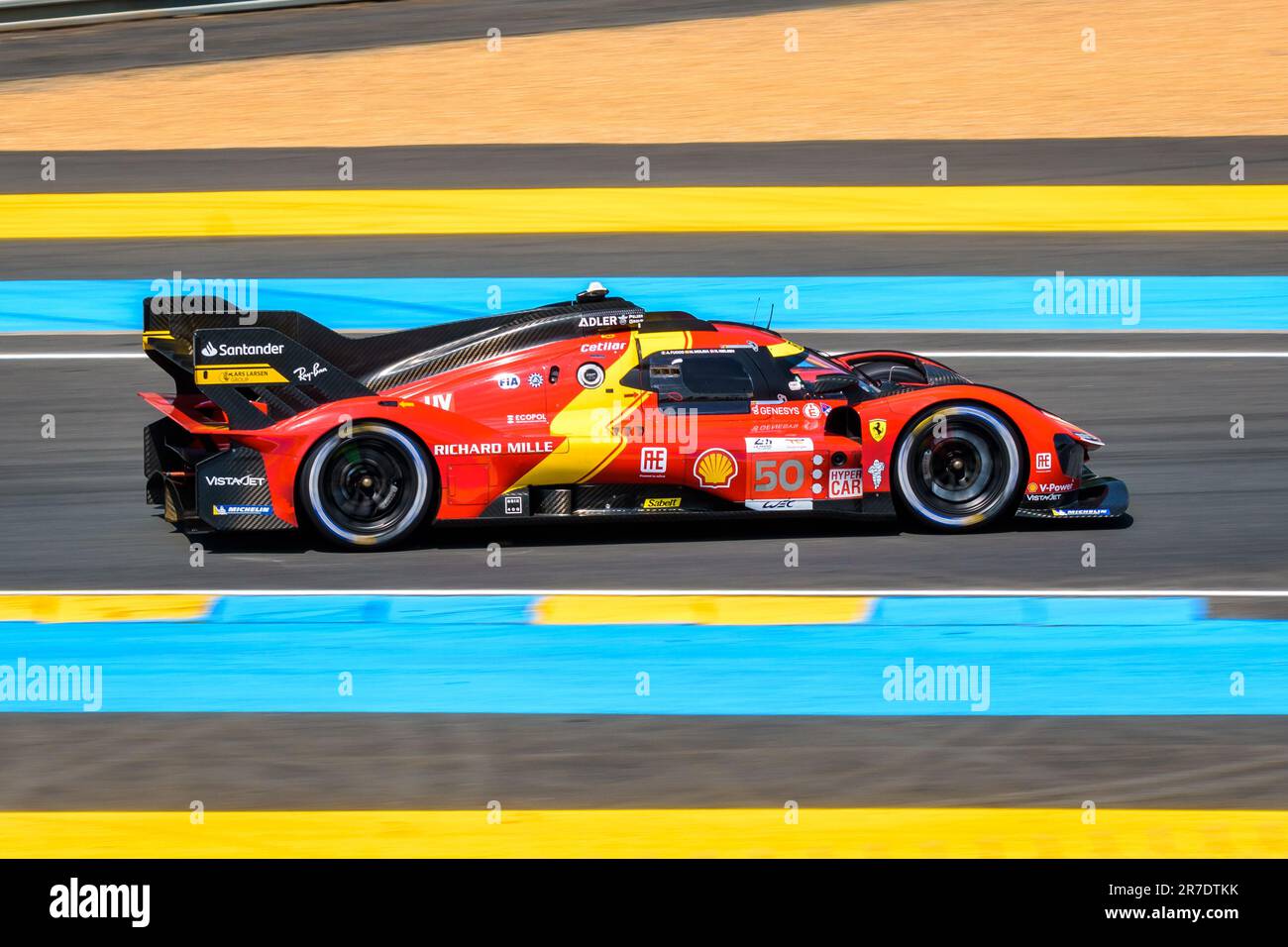 Der Ferrari 499P Hypercar Rennwagen Nr. 50 vom AF Corse Team auf der Rennstrecke Circuit de la Sarthe während der 24 Stunden von Le Mans. Stockfoto
