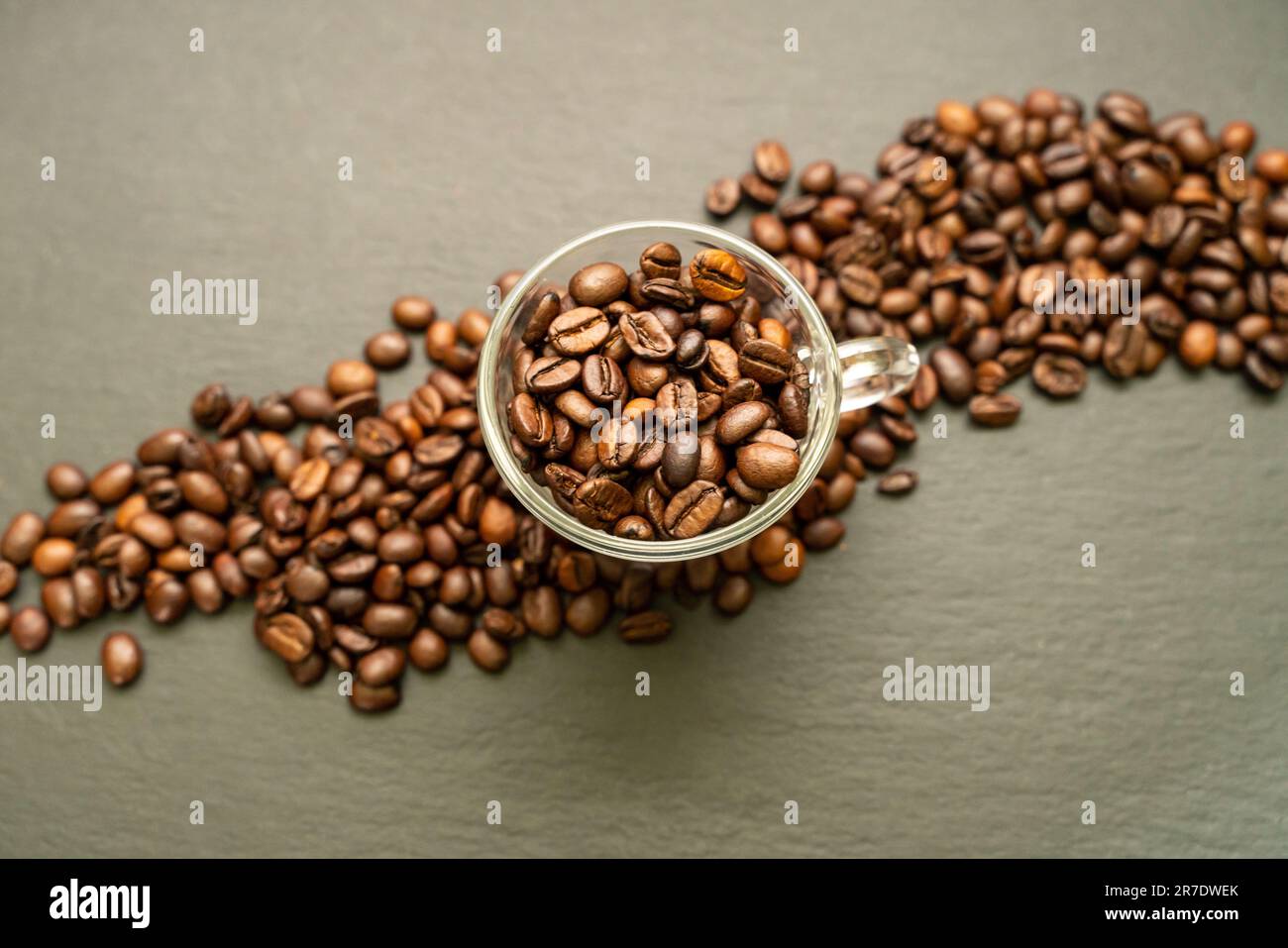 Kaffeetassen und Kaffeebohnen Stockfoto