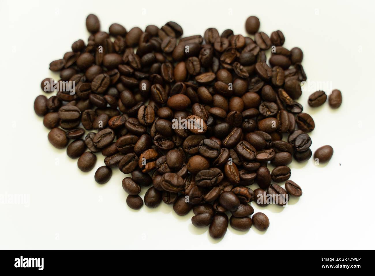 Kaffeebohnen auf weißem Hintergrund Stockfoto