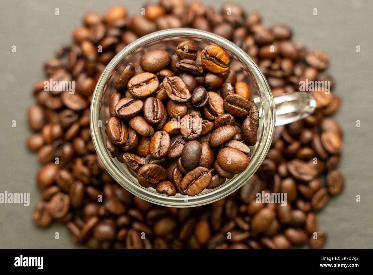 Kaffeetassen und Kaffeebohnen Stockfoto