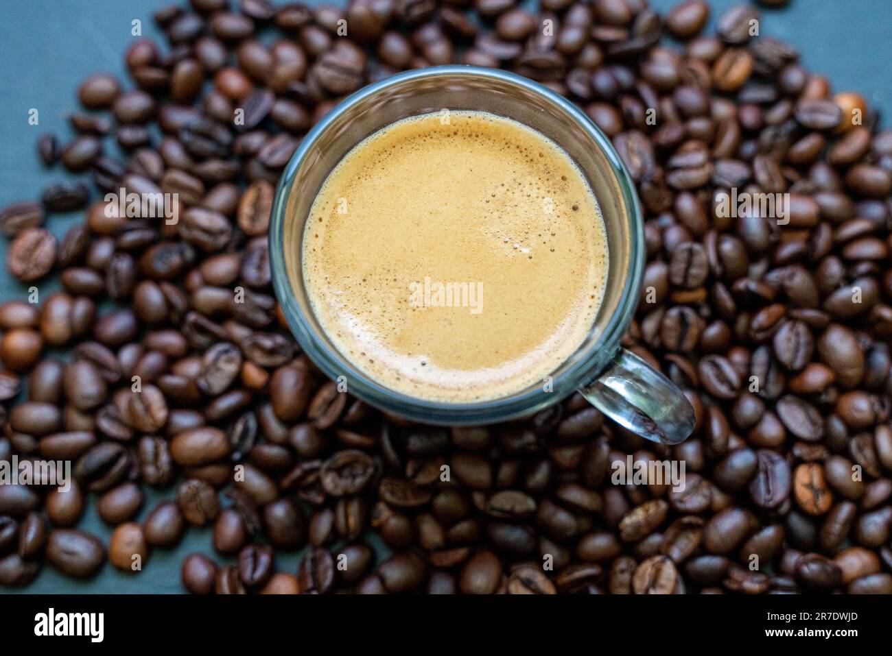 Kaffeetassen und Kaffeebohnen Stockfoto