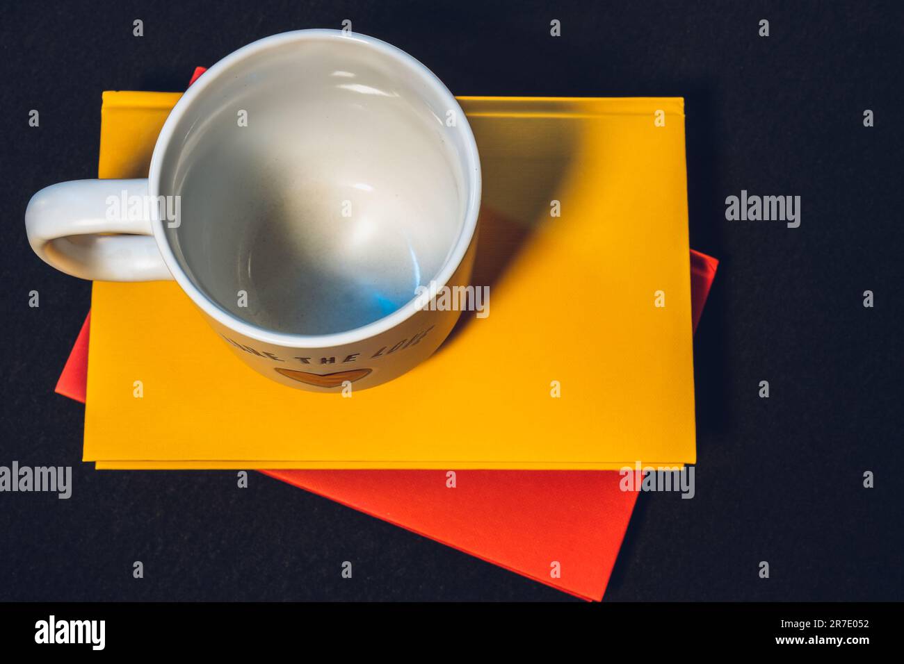 Tasse mit einem Buch das Thema Lernen oder das Erstellen einer Postkarte Stockfoto