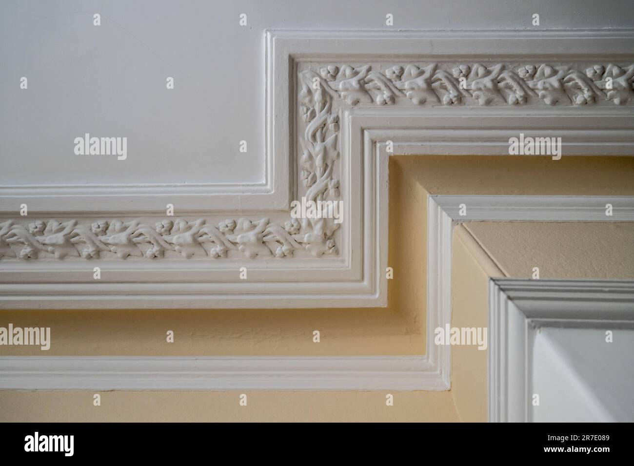Kunstvoll verzierte Fassade an der Decke eines historischen Grundstücks in Großbritannien Stockfoto