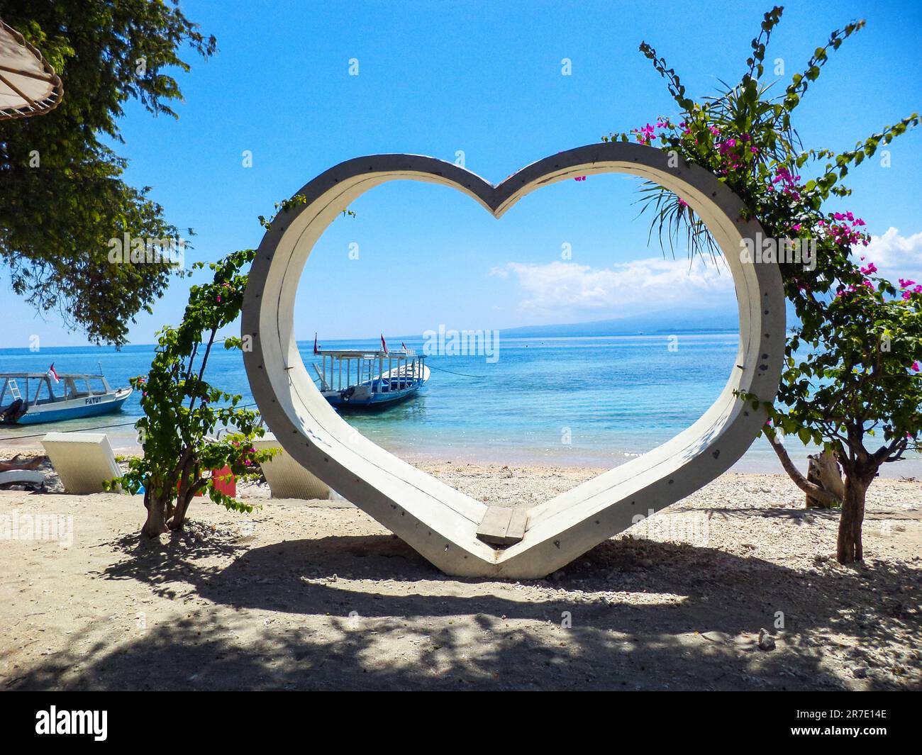 GILI AIR, BALI MÄRZ 2023 Ein Betonherz mit Blick auf das Meer an