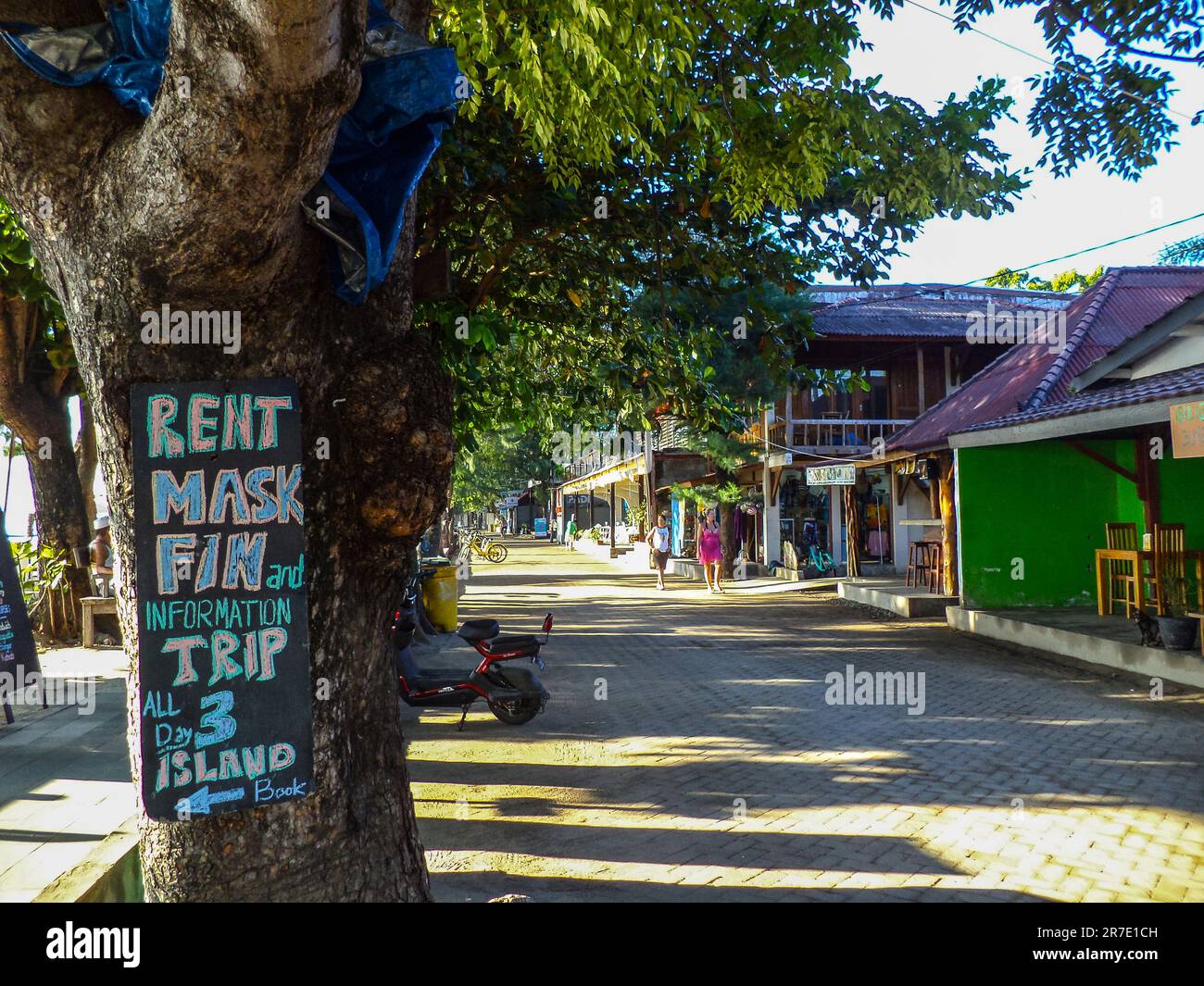 GILI AIR, BALI – MÄRZ 2023 – Straßen und hölzerne Schilder in Gili Air, Gili Island, Lombok, Bali, Indonesien Stockfoto