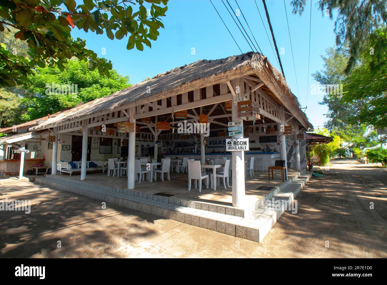 GILI AIR, BALI – MÄRZ 2023 – die Insel Gili, die für ihre unberührte Unterwasserwelt bekannt ist, ist ein sehr beliebtes Reiseziel für Taucher. Stockfoto