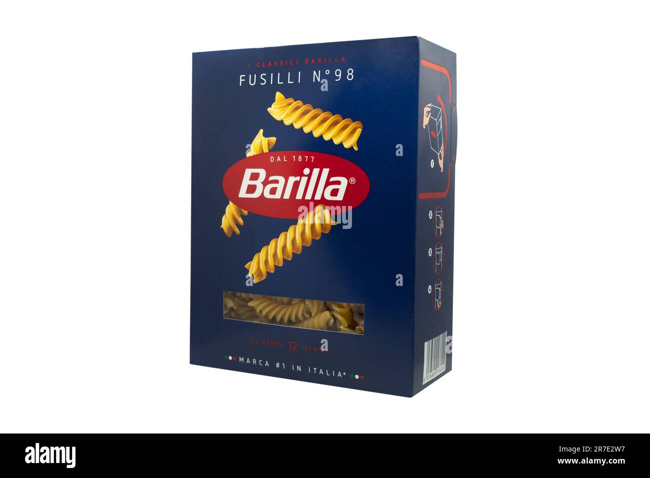 Eriwan, Armenien, 28. Mai 2023: Italienische Barilla Fusilli-Pasta in einer Schachtel auf einem weißen Tisch. Barilla ist ein italienisches Lebensmittelunternehmen Stockfoto