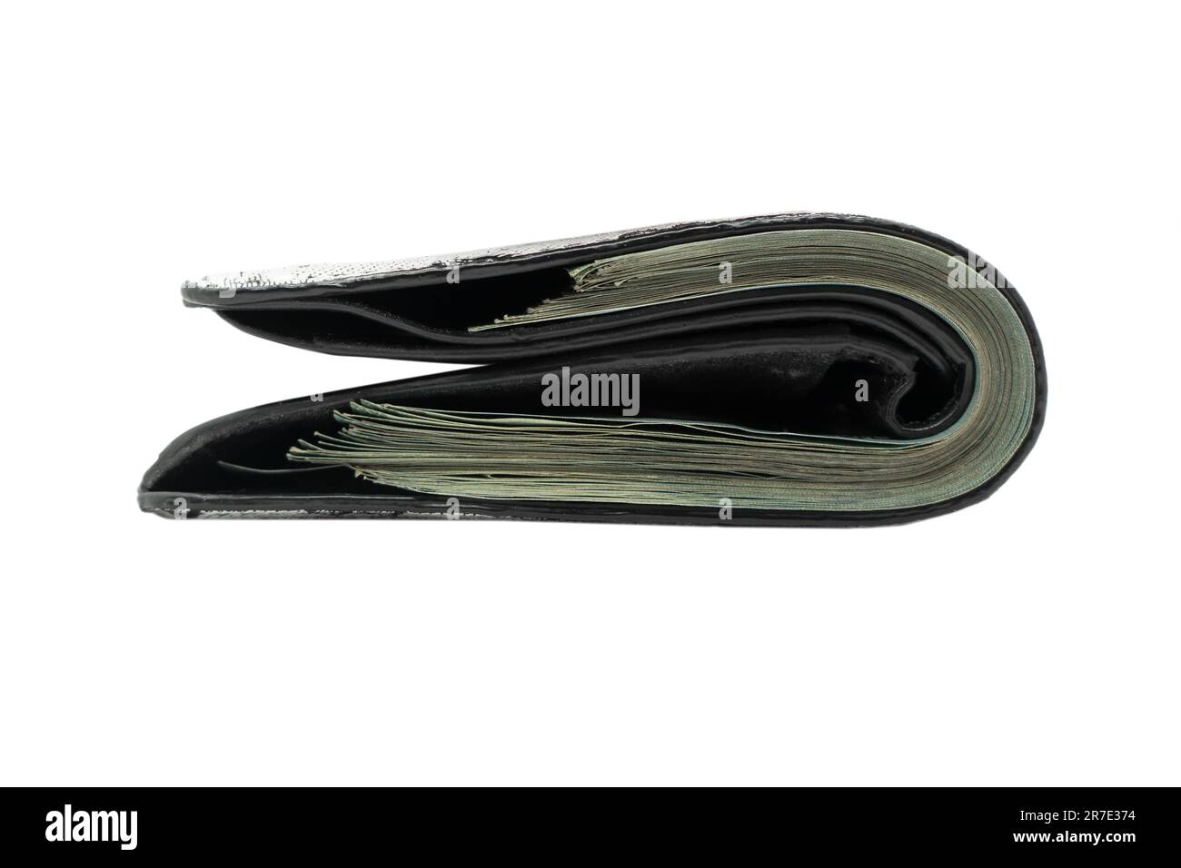 Geldbörse mit Geld isoliert auf weißem Hintergrund. Geldbörse mit isoliertem Geld. Neue Geldbörse aus echtem Leder mit Banknoten und Kreditkarte im Inneren isoliert Stockfoto