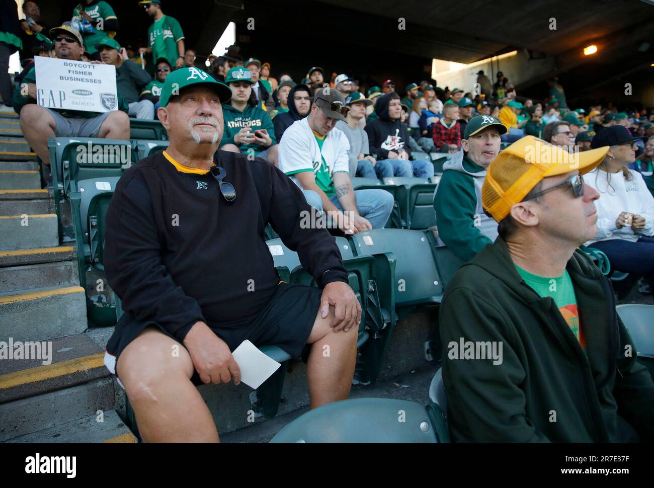 Oakland, Usa. 14. Juni 2023. Der Oakland Athletics-Fan Stu Clary, Left, war einer der Hauptveranstalter des „Reverse Boycott“-Events im Kolosseum in Oakland, Kalifornien, am Dienstag, den 13. Juni 2023. Die Zuschauerzahl von fast 27.759 war die größte für ein A-Spiel in dieser Saison. (Foto: Jane Tyska/Bay Area News Group/TNS/Sipa USA) Guthaben: SIPA USA/Alamy Live News Stockfoto