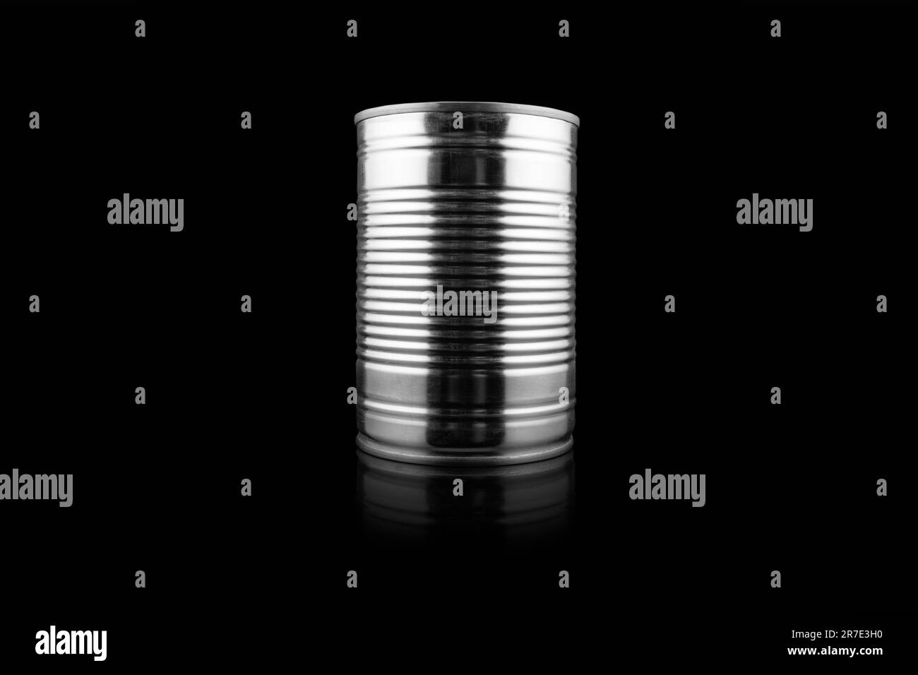 Nahaufnahme von Aluminium kann auf schwarzem Hintergrund isoliert werden. Hintergrund der Aluminiumdose. Getränkedosen aus Aluminium. - Trinken Sie eine Dose. Metallbehälter für Packungen Stockfoto