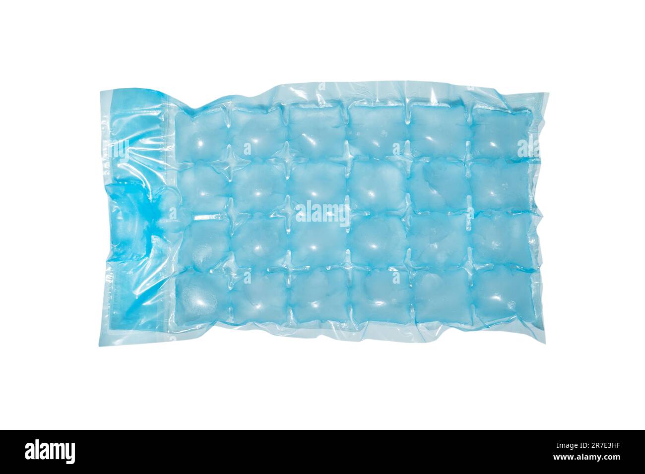 Blaue Eisbeutel aus Kunststoff zum Einfrieren von Haushaltswasser, isoliert auf weißem Hintergrund. Eiswürfel im Kunststoffbeutel-Texturhintergrund. Gefrierschrank für Eiswürfelbereiter Stockfoto