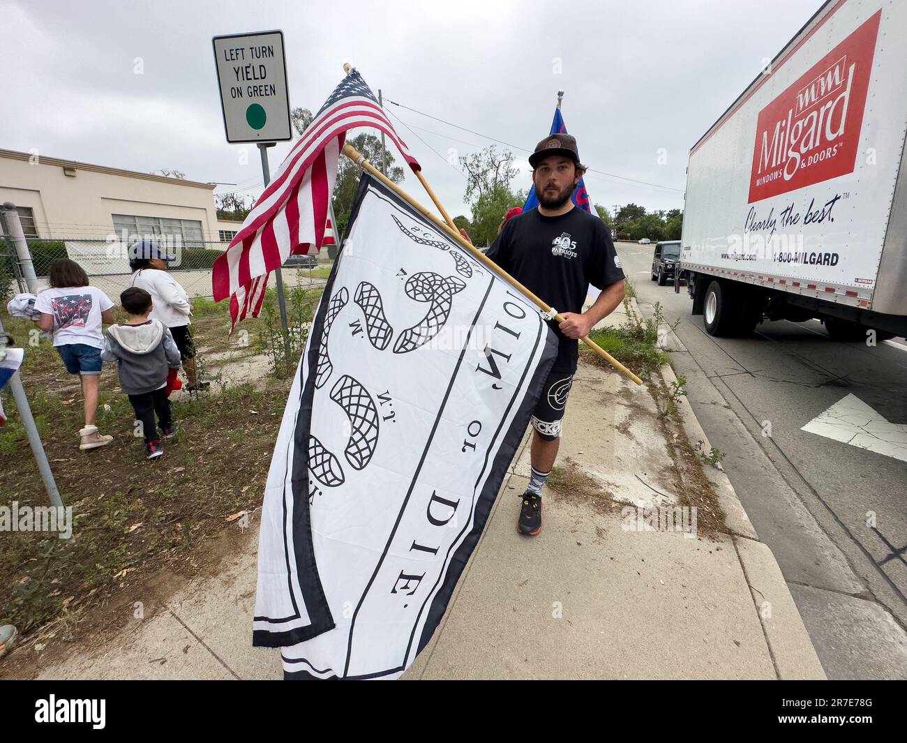 Santa Barbara, Kalifornien, USA, 14. Juni 2023. Ein „Simply the Best“-Lkw von Milgard fährt mit der „Join or die“-Flagge, der amerikanischen Flagge und einem Demonstranten und einer Familie die Straße hinunter. Diese etwa 20 Trump-Liebhaber weigern sich anzuerkennen, dass sie einen Protest haben, der vorzieht zu sagen, dass sie nur Trumps Geburtstag oder Flaggentag feiern, wie sie an der Ecke Las Positas und State Street in Santa Barbara am 14. Juni 2023 stehen, Auf Flaggen verzichten und vorbeifahrende Personen anschreien, darunter viele, die mit dem Mittelfinger auf sie zeigen. (Kreditbild: © Amy Katz/ZUMA Press Wire) EDITORIAL Stockfoto