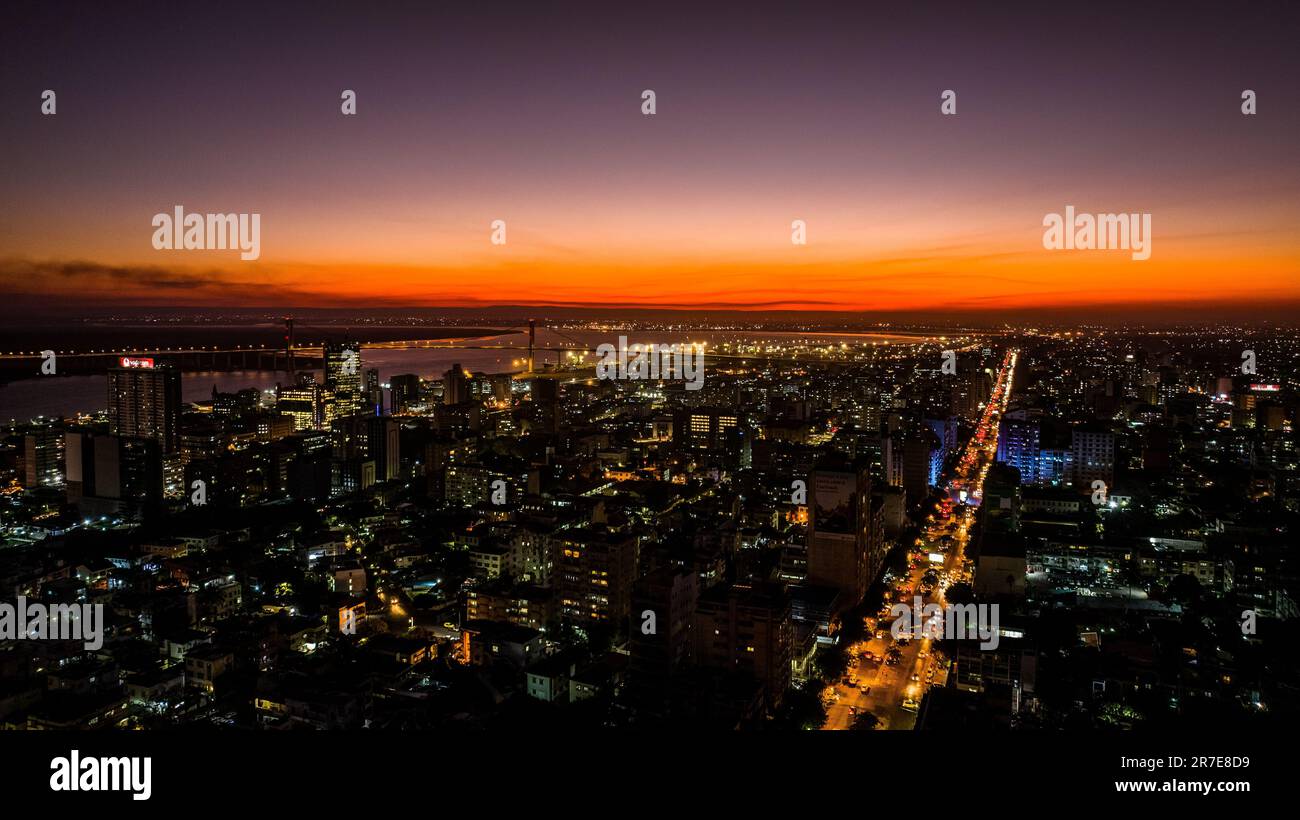 Luftaufnahme des Stadtbildes von Maputo in Mosambik bei Sonnenuntergang Stockfoto