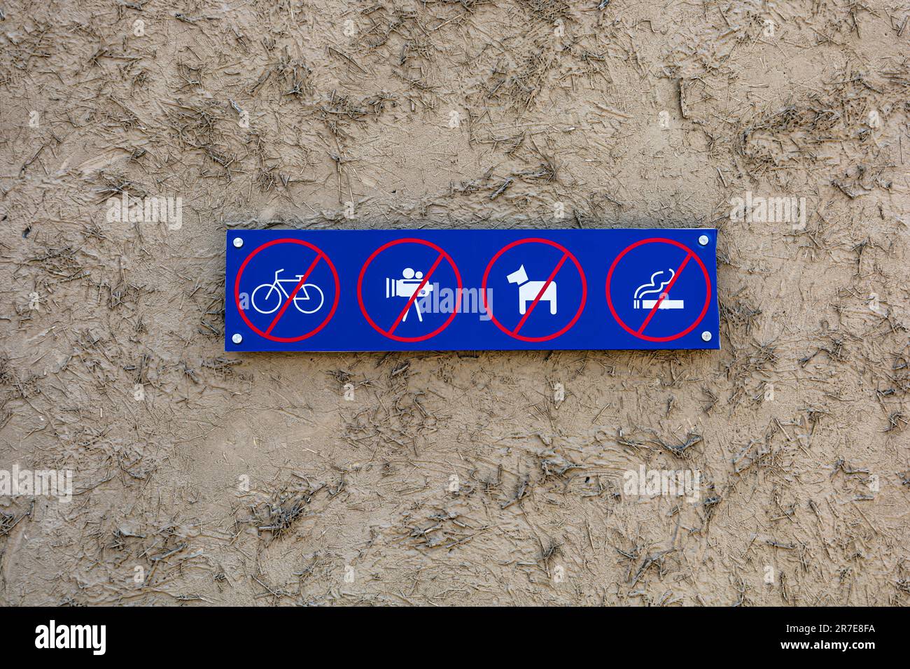 Anzeichen: Kein Radfahren, keine Fotos, kein Hundegang, kein Rauchen Stockfoto