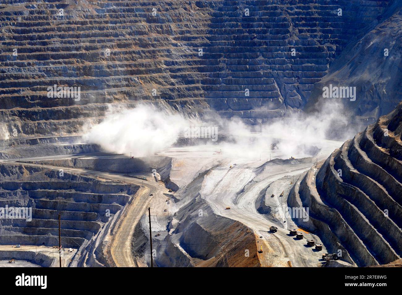 Bingham Canyon Mine zum Zeitpunkt der kontrollierten Explosion. Der Bingham Canyon, bekannt als Kennecott Mine, ist eine Kupfermine mit offenem Gruben. Oquirrh Mountains, Salz Stockfoto
