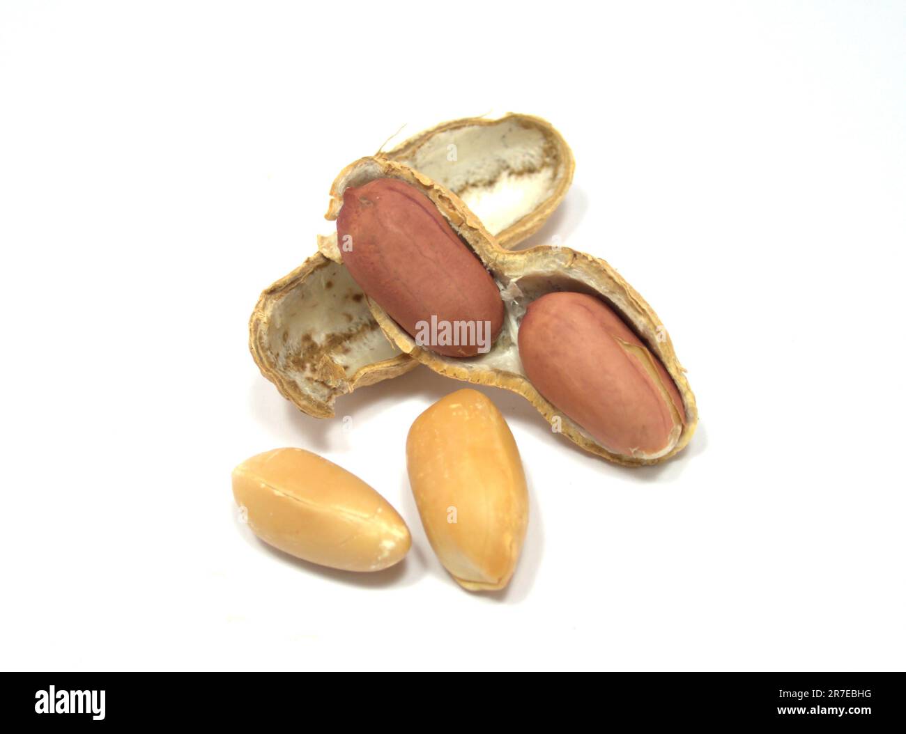 Eine Nahaufnahme gerösteter Erdnüsse auf weißem Hintergrund Stockfoto