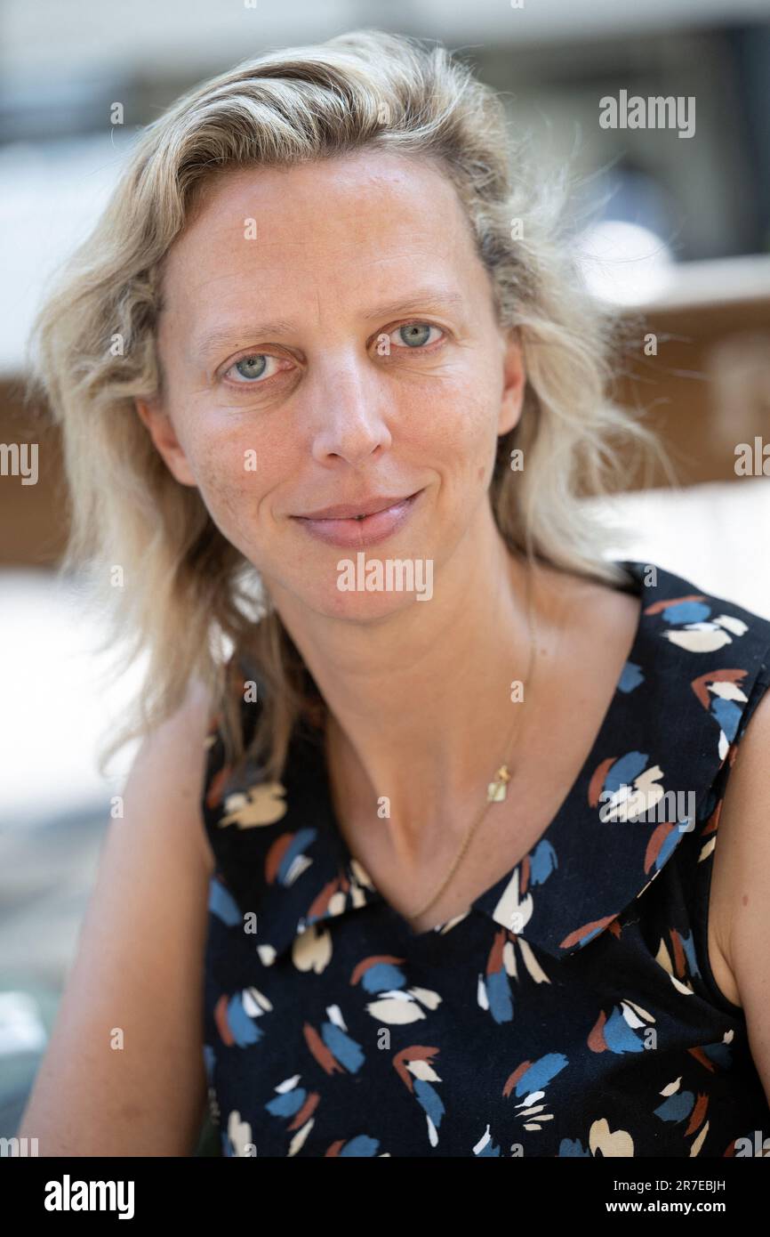 Paris, Frankreich. 13. Juni 2023. Die Schriftstellerin, Historikerin Amelie de Bourbon-Parme ist die Tochter von Laure Le Bourgeois, und Prinz Michel de Bourbon-Parme hat gerade ihr Buch aus dem Jahr 3. in der Gallimard-Ausgabe, Les trafiquants d'éternité L'AMBITION, Paris, geschrieben, am 13. Juni 2023, Frankreich. Foto: David Niviere/ABACAPRESS.COM Kredit: Abaca Press/Alamy Live News Stockfoto