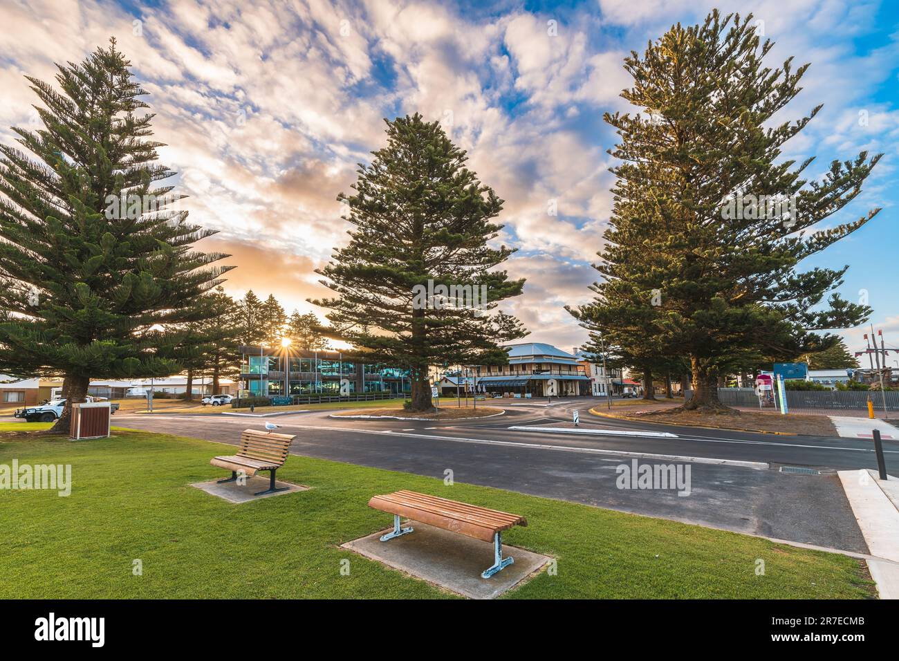 Beachport, Südaustralien - 18. Januar 2023: Beachport Town Centre bei Sonnenuntergang. Es ist eine kleine Küstenstadt in Südaustralien, etwa 311 Kilometer sou Stockfoto