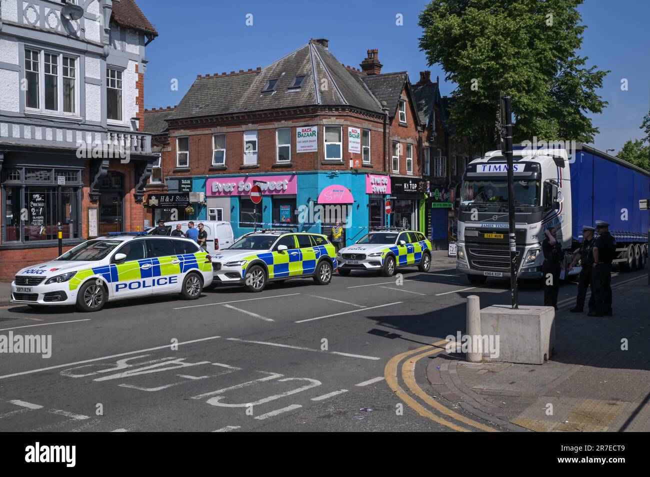 High Street, Kings Heath, Birmingham, 15. Juni 2023 - Eine Frau und ein Kind wurden nach einem Verkehrsunfall in Kings Heath, Birmingham, heute Morgen schwer verletzt. Der Rettungsdienst der West Midlands wurde um 8,51am Uhr in die High Street gerufen. Der erste Krankenwagen kam in 9 Minuten vor Ort an, kurz darauf folgte ein zweiter Krankenwagen, zwei Sanitäter, ein BASISARZT und der Midlands Air Ambulance aus Cosford. Eine Sprecherin des West Midlands Ambulance Service sagte: „Bei der Ankunft entdeckten die Crews zwei Fußgänger und ein Fahrzeug war in einen Unfall verwickelt. „Ambulanzbesatzungen sofort b Stockfoto
