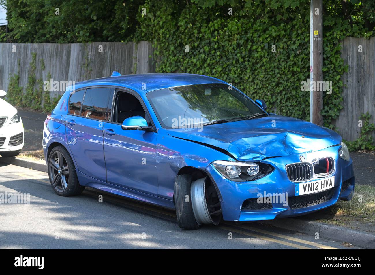 Springfield Road, Kings Heath, Birmingham 15. Juni 2023 - die Polizei hat den Blue BMW M120d gefunden, der angeblich die Frau und das Kind getroffen hat. Das Fahrzeug wurde in der Nähe der Springfield Road verlassen. - Eine Frau und ein Kind wurden schwer verletzt, nach einem Verkehrsunfall in Kings Heath, Birmingham heute Morgen. Der Rettungsdienst der West Midlands wurde um 8,51am Uhr in die High Street gerufen. Der erste Krankenwagen kam in 9 Minuten vor Ort an, kurz darauf folgte ein zweiter Krankenwagen, zwei Sanitäter, ein BASISARZT und der Midlands Air Ambulance aus Cosford. Eine Sprecherin der West Midlands Ambulance Stockfoto