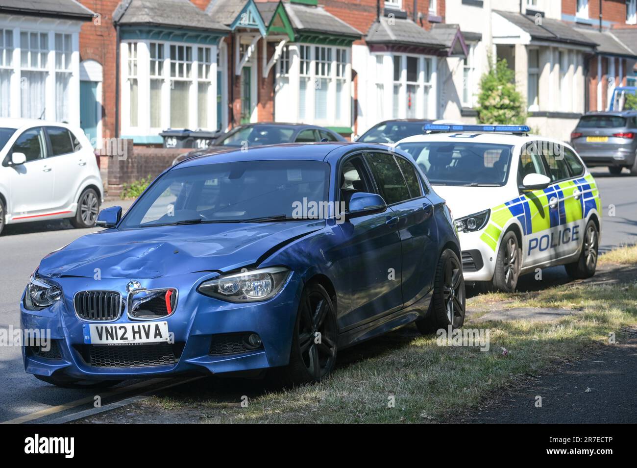 Springfield Road, Kings Heath, Birmingham 15. Juni 2023 - die Polizei hat den Blue BMW M120d gefunden, der angeblich die Frau und das Kind getroffen hat. Das Fahrzeug wurde in der Nähe der Springfield Road verlassen. - Eine Frau und ein Kind wurden schwer verletzt, nach einem Verkehrsunfall in Kings Heath, Birmingham heute Morgen. Der Rettungsdienst der West Midlands wurde um 8,51am Uhr in die High Street gerufen. Der erste Krankenwagen kam in 9 Minuten vor Ort an, kurz darauf folgte ein zweiter Krankenwagen, zwei Sanitäter, ein BASISARZT und der Midlands Air Ambulance aus Cosford. Eine Sprecherin der West Midlands Ambulance Stockfoto