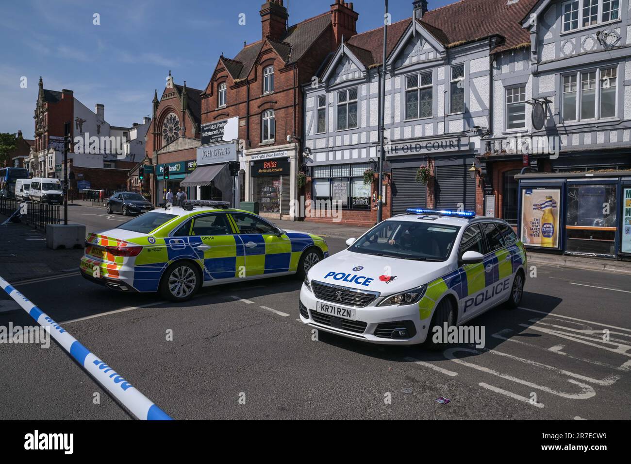 High Street, Kings Heath, Birmingham, 15. Juni 2023 - Eine Frau und ein Kind wurden nach einem Verkehrsunfall in Kings Heath, Birmingham, heute Morgen schwer verletzt. Der Rettungsdienst der West Midlands wurde um 8,51am Uhr in die High Street gerufen. Der erste Krankenwagen kam in 9 Minuten vor Ort an, kurz darauf folgte ein zweiter Krankenwagen, zwei Sanitäter, ein BASISARZT und der Midlands Air Ambulance aus Cosford. Eine Sprecherin des West Midlands Ambulance Service sagte: „Bei der Ankunft entdeckten die Crews zwei Fußgänger und ein Fahrzeug war in einen Unfall verwickelt. „Ambulanzbesatzungen sofort b Stockfoto