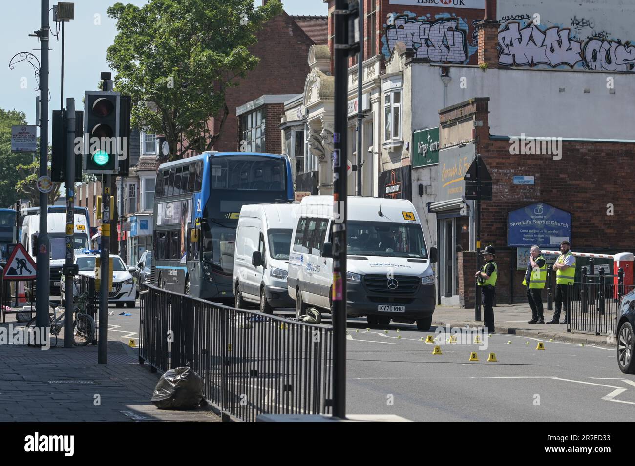 High Street, Kings Heath, Birmingham, 15. Juni 2023 - Eine Frau und ein Kind wurden nach einem Verkehrsunfall in Kings Heath, Birmingham, heute Morgen schwer verletzt. Der Rettungsdienst der West Midlands wurde um 8,51am Uhr in die High Street gerufen. Der erste Krankenwagen kam in 9 Minuten vor Ort an, kurz darauf folgte ein zweiter Krankenwagen, zwei Sanitäter, ein BASISARZT und der Midlands Air Ambulance aus Cosford. Eine Sprecherin des West Midlands Ambulance Service sagte: „Bei der Ankunft entdeckten die Crews zwei Fußgänger und ein Fahrzeug war in einen Unfall verwickelt. „Ambulanzbesatzungen sofort b Stockfoto