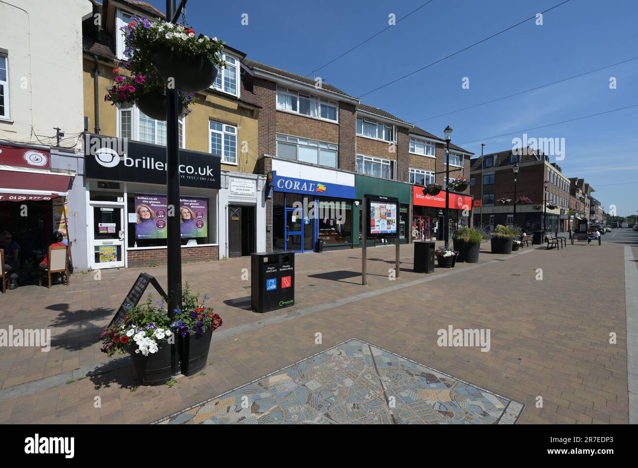 Das Stadtzentrum von Horley Surrey an einem heißen Sommertag im Juni. Stockfoto