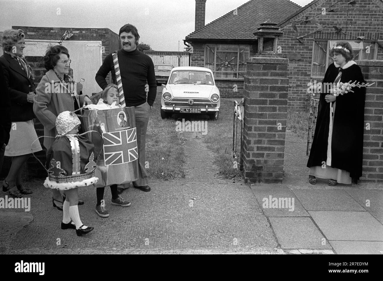 Queen Elizabeth II. Silberjubiläumsfeier 1977. Frühjahrsfeiertag Montag die Bewohner der Betterton Road veranstalten eine feierliche Silber Jubilee Street Party und wählen eine Silver Jubilee Queen. Rainham, Essex, England, 6. Juni 1977. Stockfoto