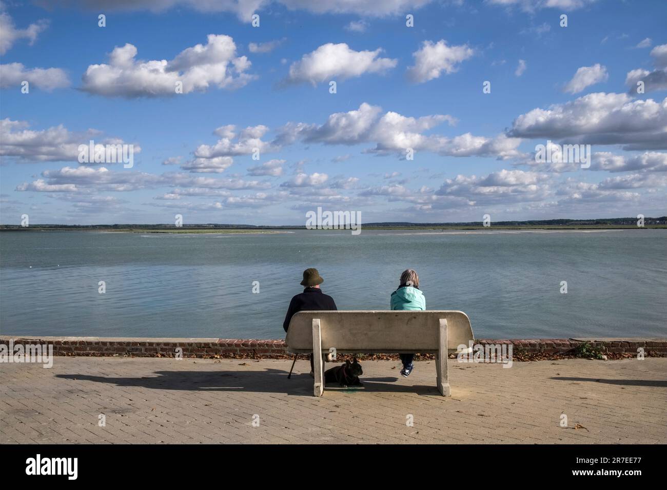 Le Crotoy (Nordfrankreich): Ältere Menschen sitzen auf einer Bank mit Blick auf die Somme Stockfoto